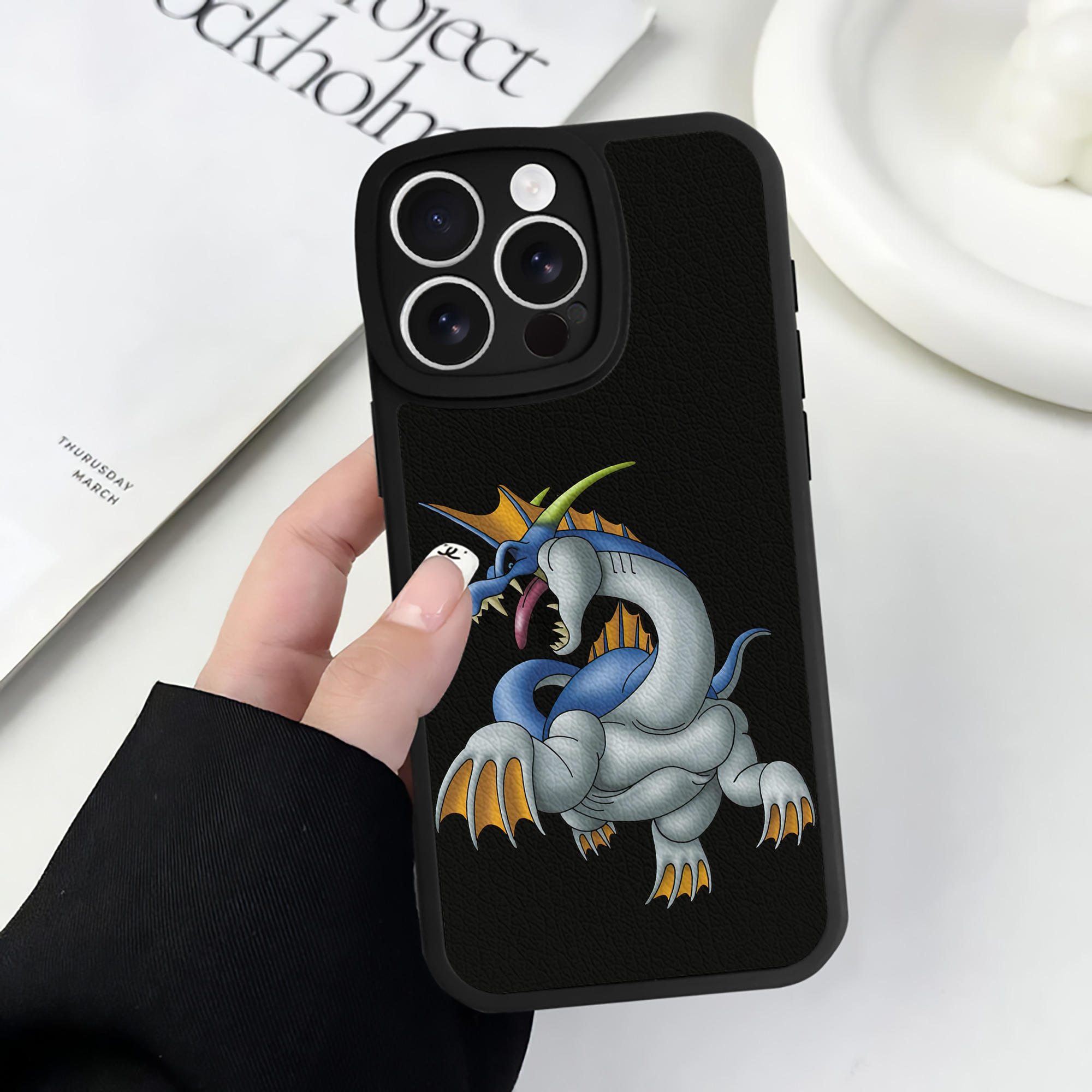（画像用） ドラゴンクエスト Doragon Kuesuto Dragon Quest 【iPhone 16シリーズ対応】シリコンスマホケース（レザー調） 材質：シリコン